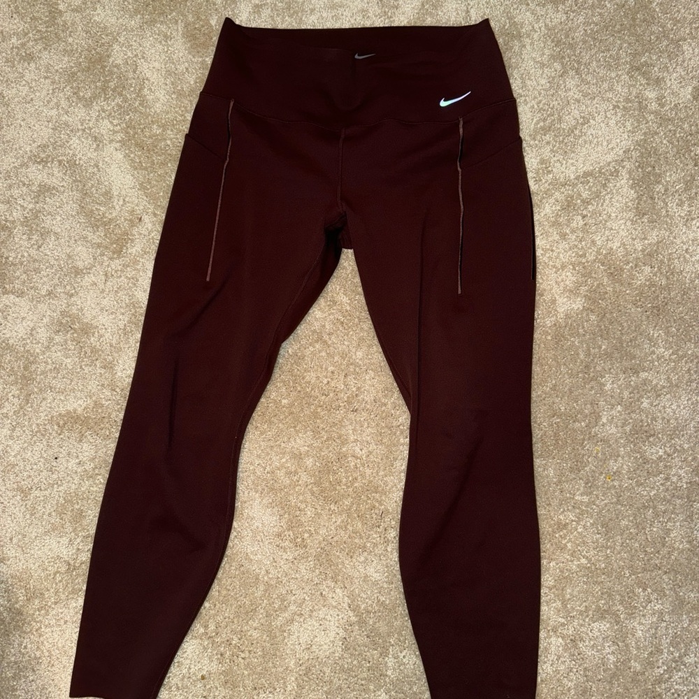 Maroon Nike Universa 7/8 high waist leggings with pockets
